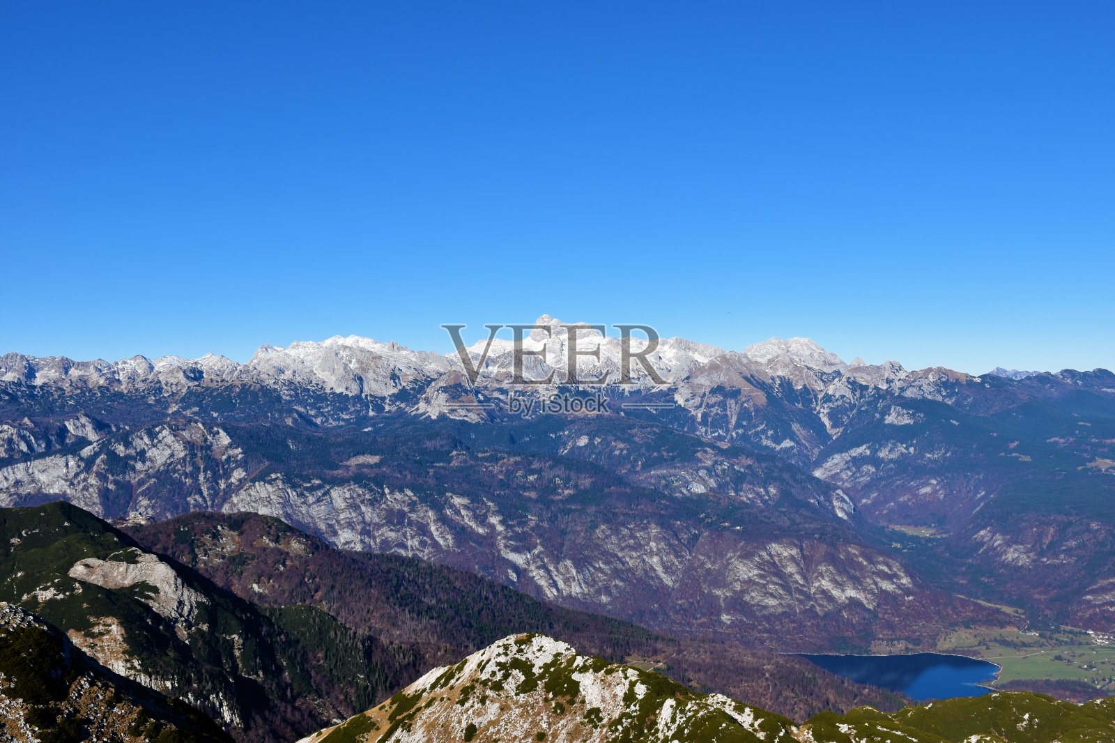风景优美的特里格拉夫山在朱利安阿尔卑斯山和特里格拉夫国家公园，斯洛文尼亚和Bohinj湖可见bellow照片摄影图片