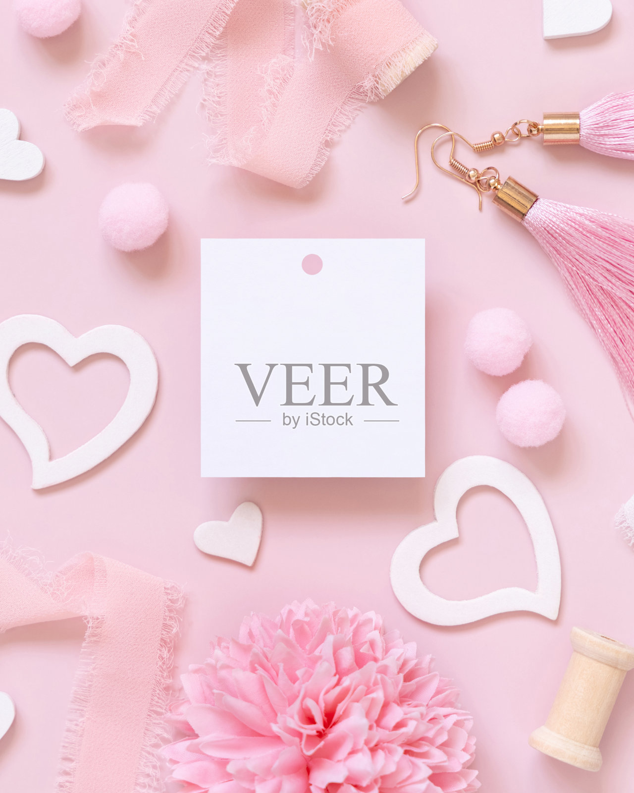 空白礼品标签，心，花，丝绸丝带和流苏耳环在粉红色顶视图，标签模型照片摄影图片