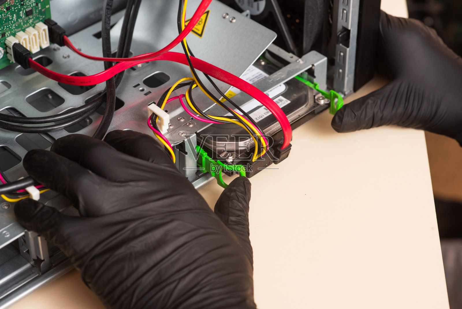 向导用工具和手修理个人电脑。把计算机拆成零件照片摄影图片