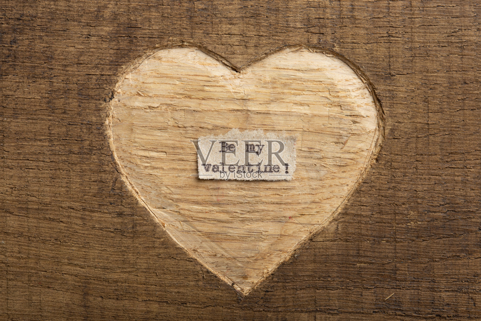 做我的情人节 - 微小的打字文本注释特写。情人节问候概念。木头上雕刻的心形作为情人节贺卡的背景。照片摄影图片
