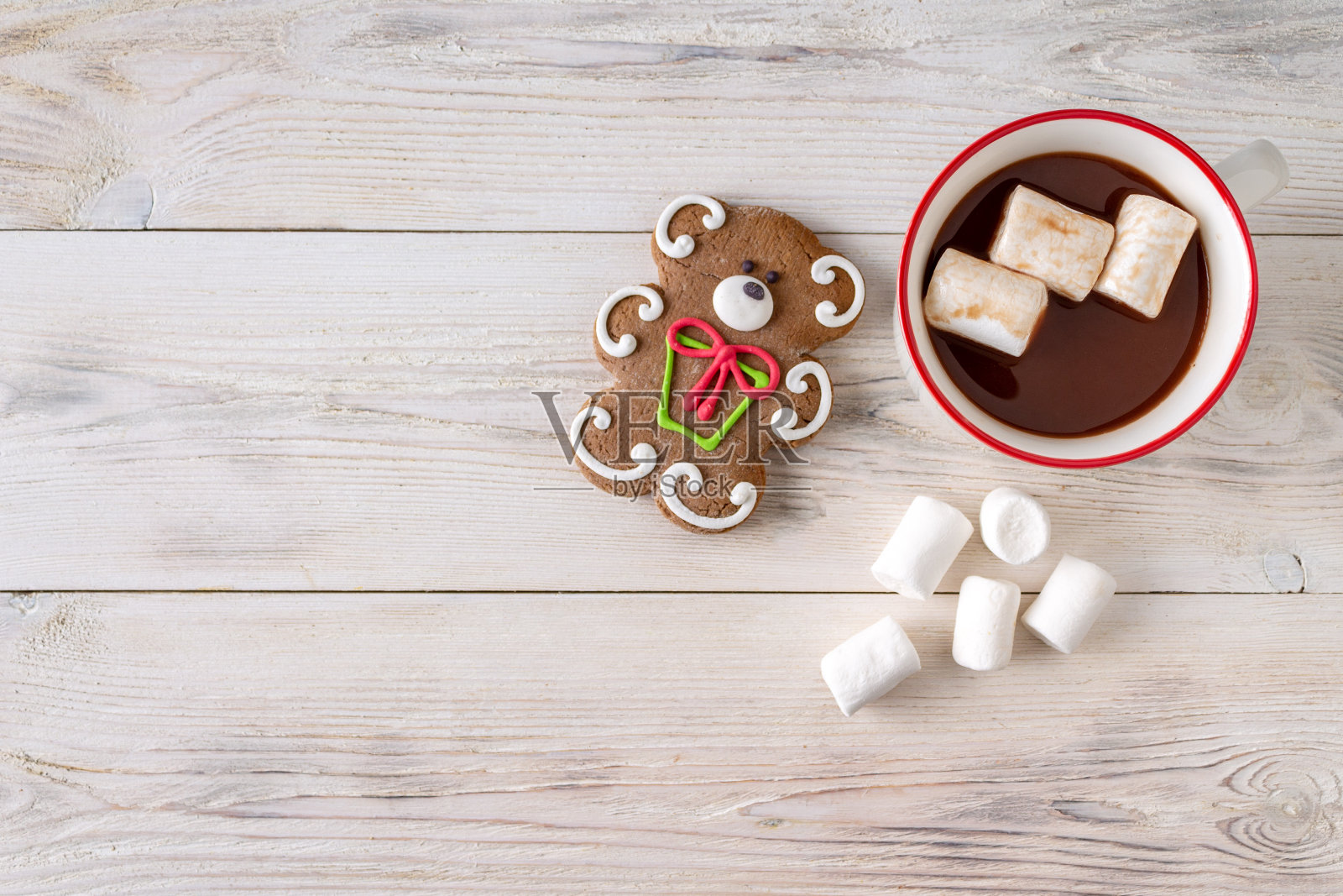 一杯可可与棉花糖，姜饼在白板背景与复制空间，选择性焦点照片摄影图片