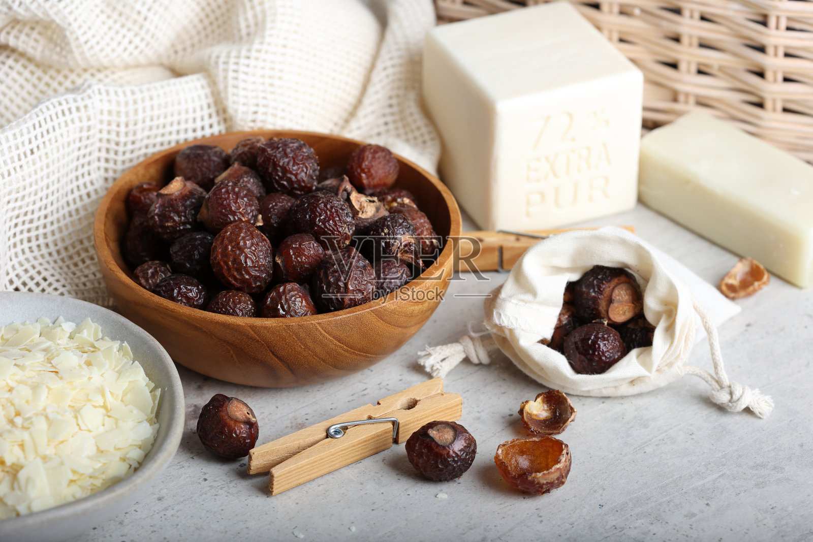 肥皂坚果或肥皂浆果(无子果)与硬肥皂棒和衣夹在环保的房子里近距离。天然洗衣粉，零浪费，环保。照片摄影图片