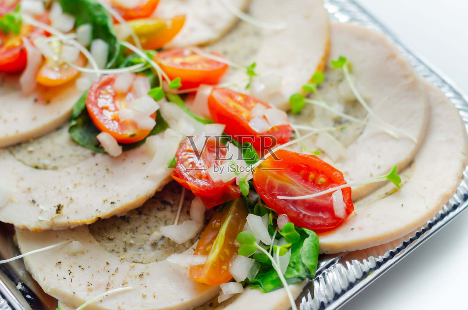 鸡胸片煮熟，黄油烤猪肉，鼠尾草和洋葱馅照片摄影图片