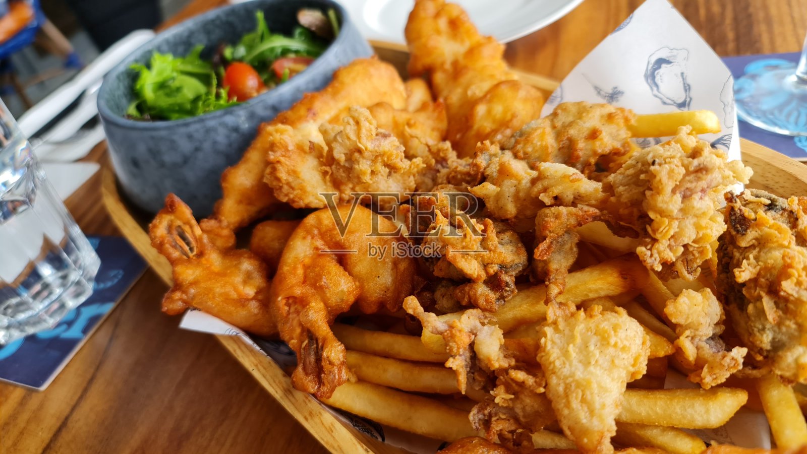 周末美味的油炸海鲜拼盘!照片摄影图片