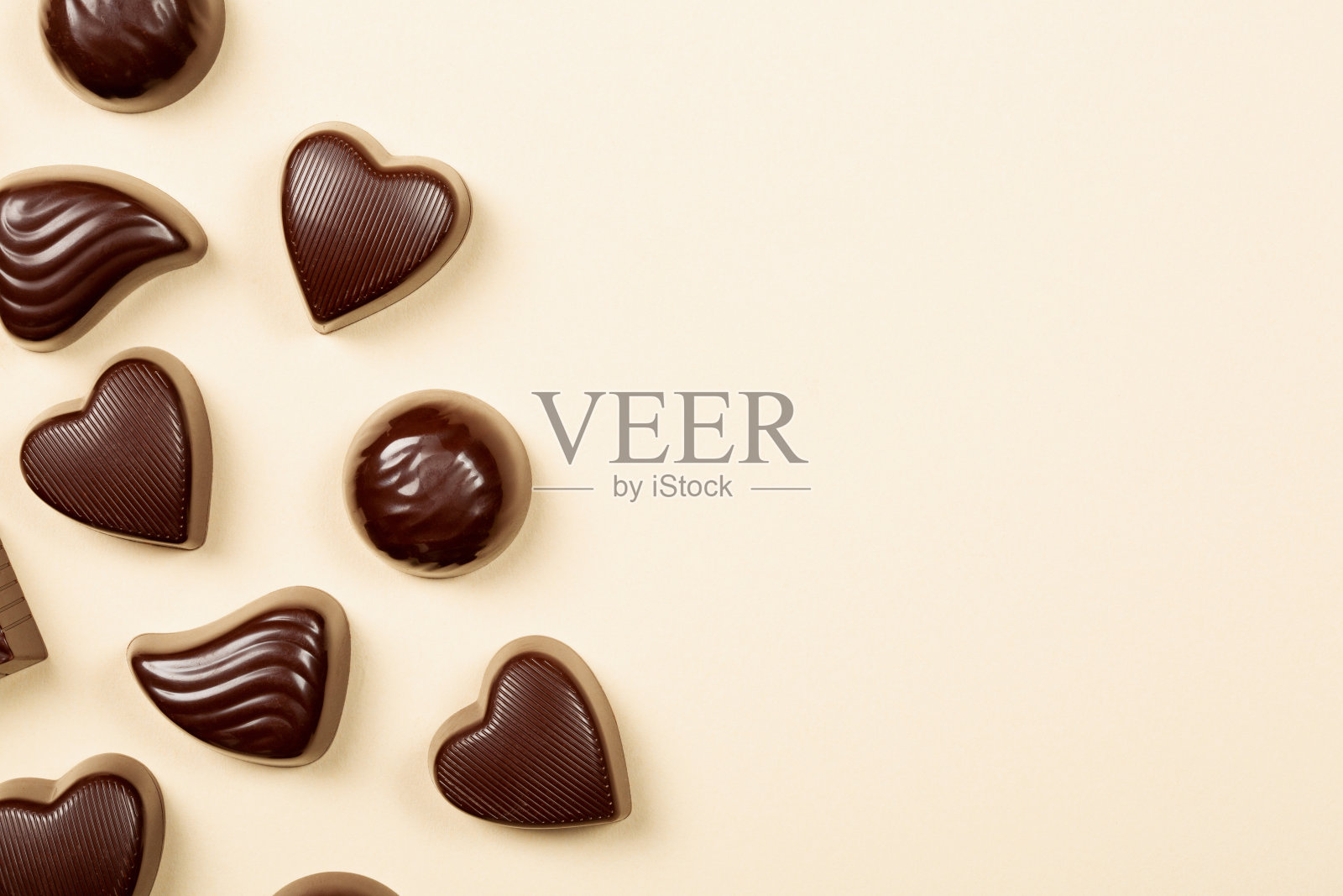 米色背景上的巧克力果仁糖照片摄影图片