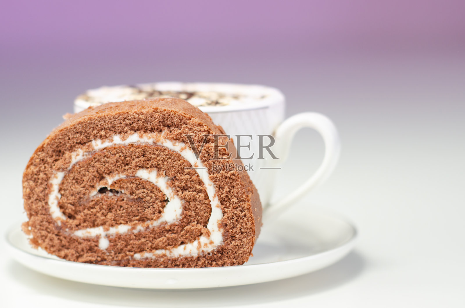 香草口味的巧克力海绵卷和新鲜咖啡杯，巧克力瑞士卷照片摄影图片