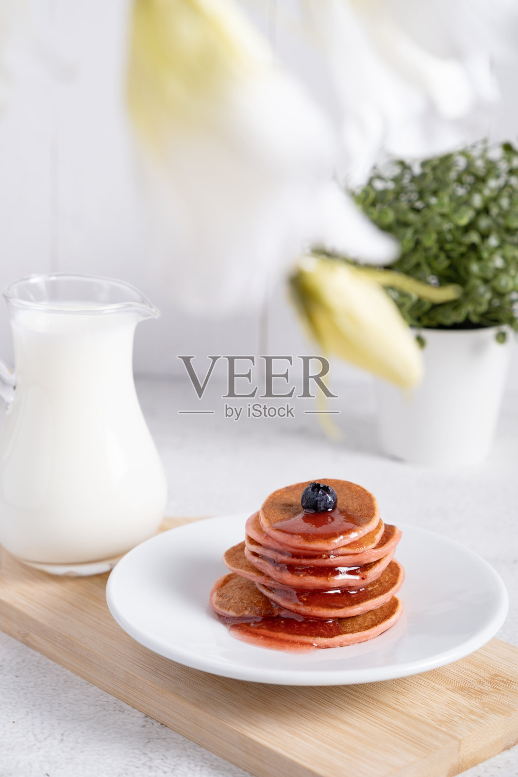 堆叠早餐煎饼与果酱树莓在浅色背景照片摄影图片