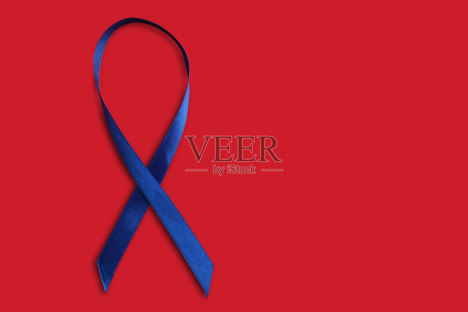 蓝色癌症意识丝带。前列腺癌宣传月。照片摄影图片