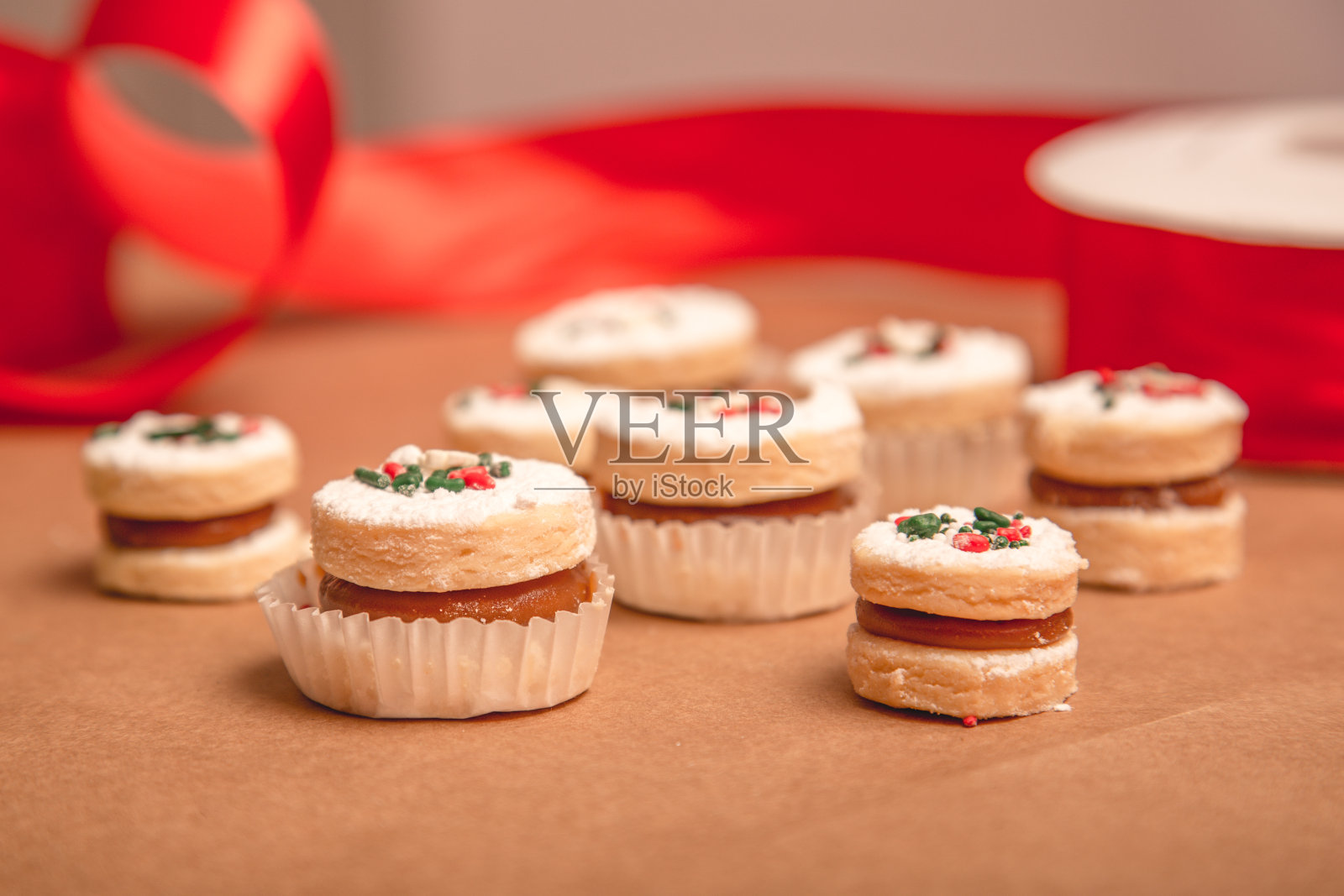 桌上纸杯蛋糕的特写镜头照片摄影图片