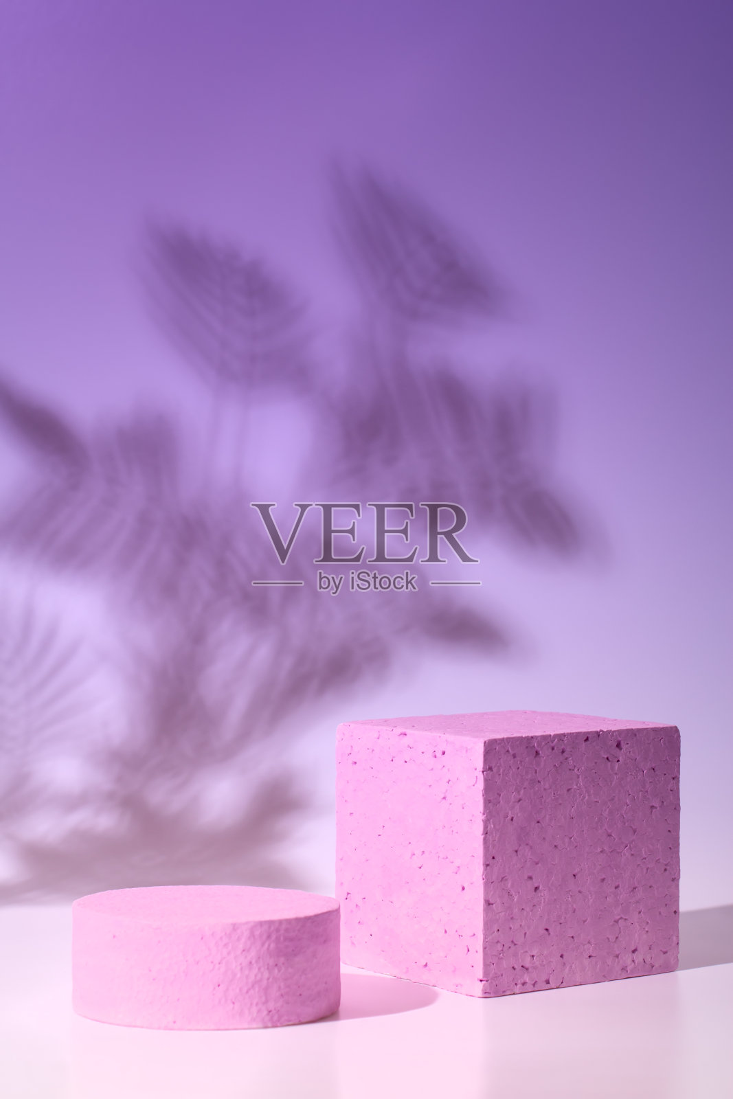 空的讲台或展台，产品展示，植物和阴影在紫色的背景照片摄影图片