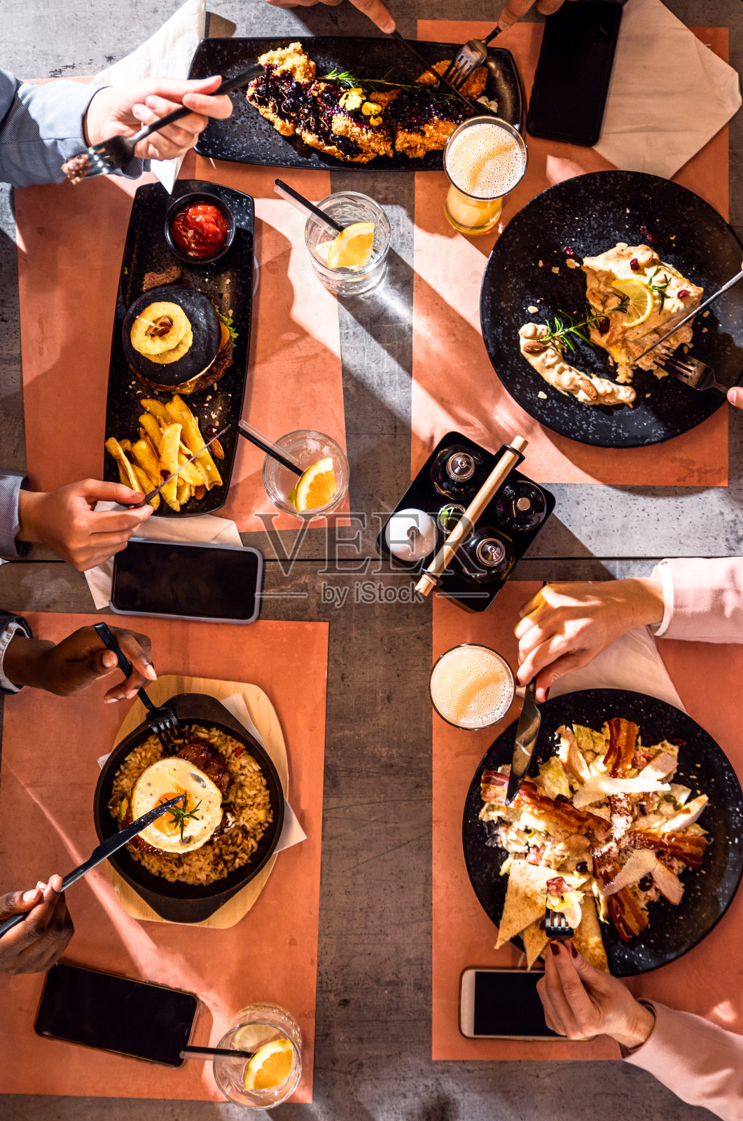 在餐厅的餐桌上俯瞰食物。照片摄影图片