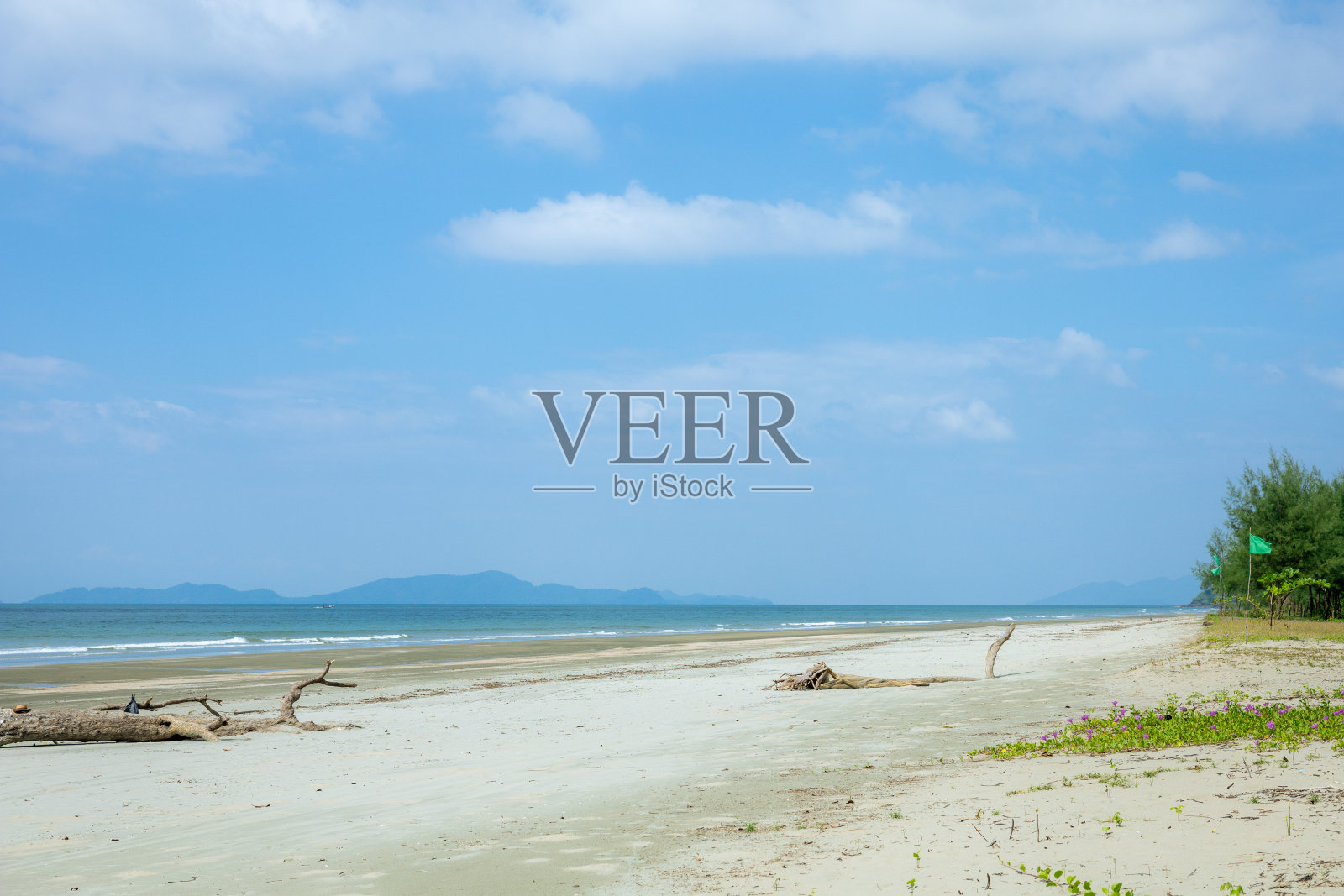 美丽的黑白沙滩表面，在大自然中伸展照片摄影图片