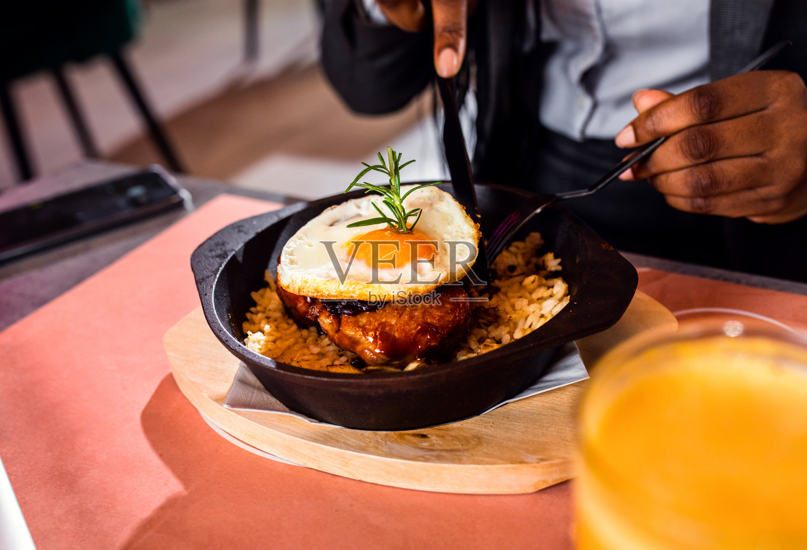 餐馆桌子上食物的特写镜头。照片摄影图片