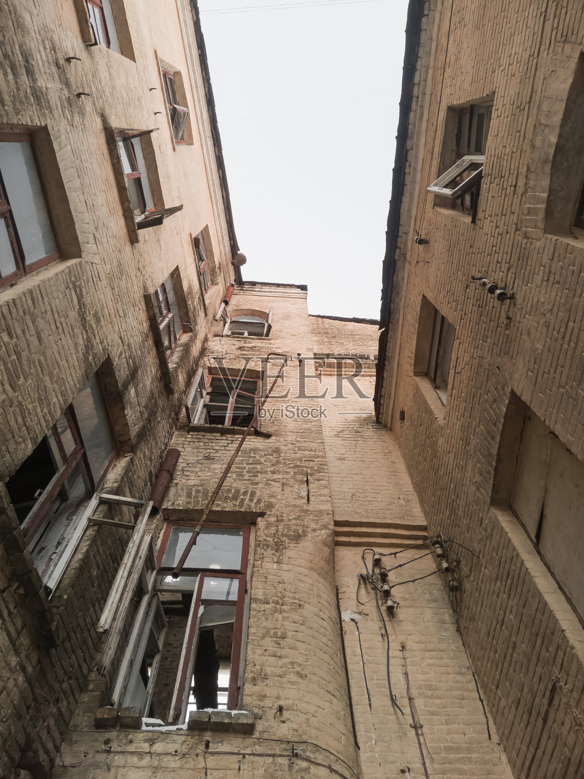 19世纪废弃的城市旧房子的院子。照片摄影图片