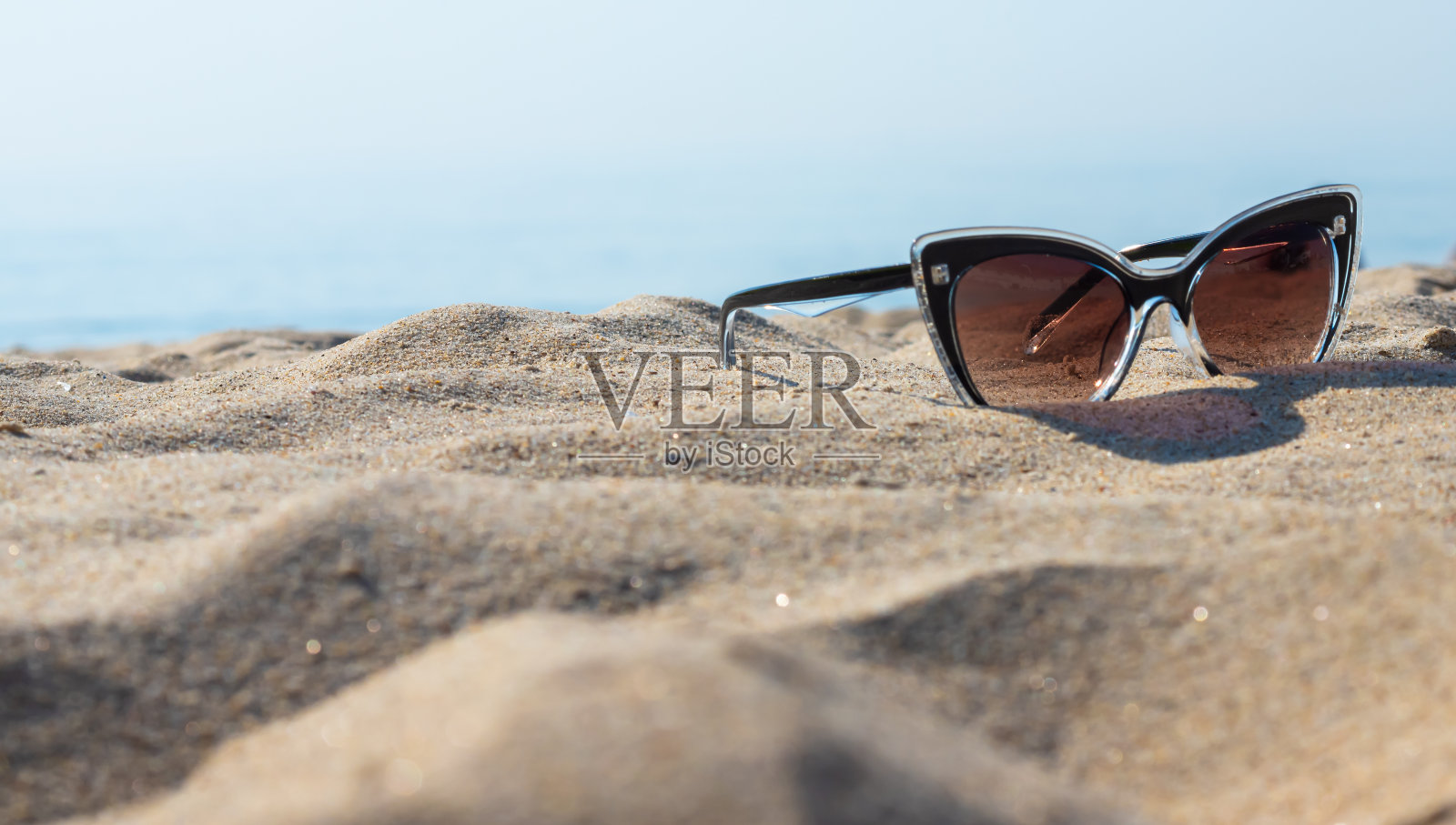 沙滩上的太阳镜照片摄影图片