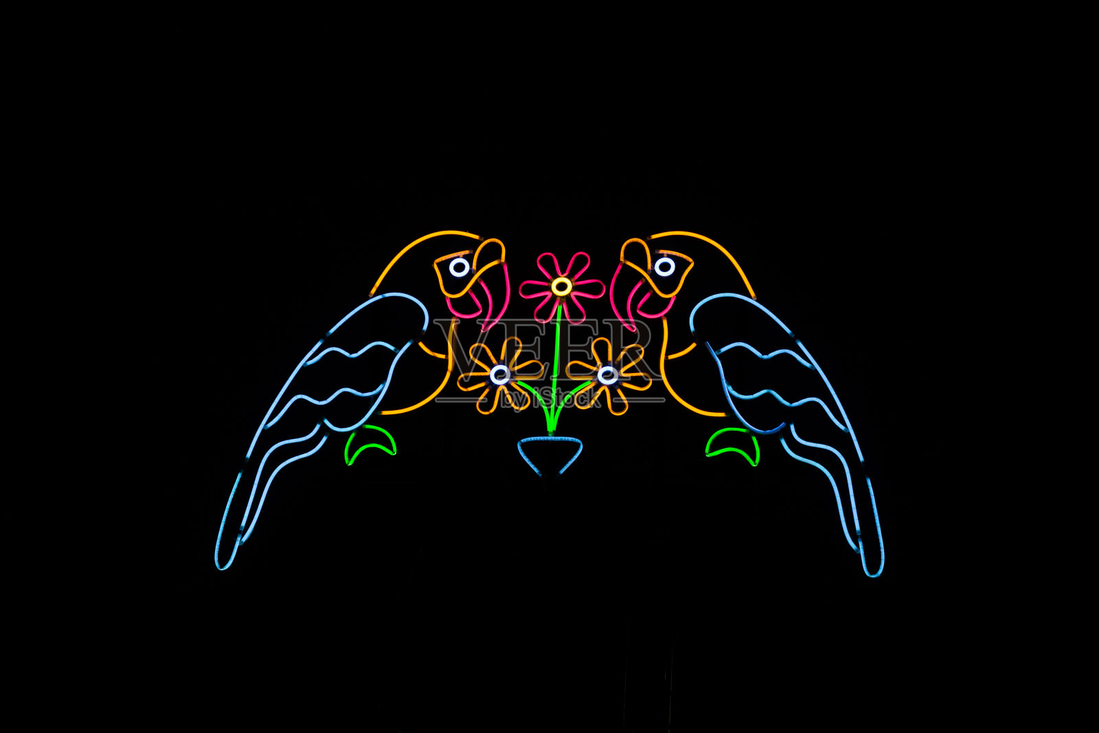 夜晚的多色霓虹灯。照片摄影图片