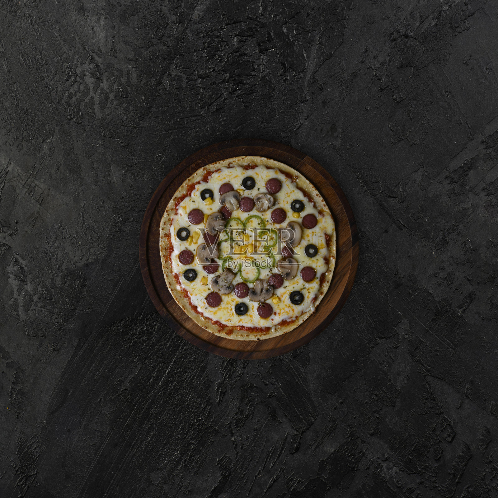 香肠蘑菇披萨照片摄影图片