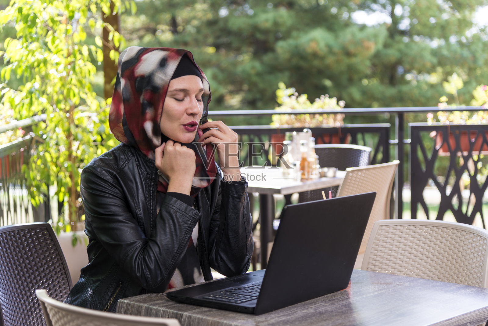 一位迷人的穆斯林女学生在网上和她的亲戚聊天照片摄影图片