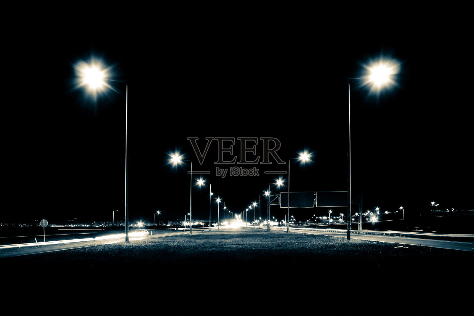 夜晚空荡荡的高速公路呈现出蓝色的单色。照片摄影图片