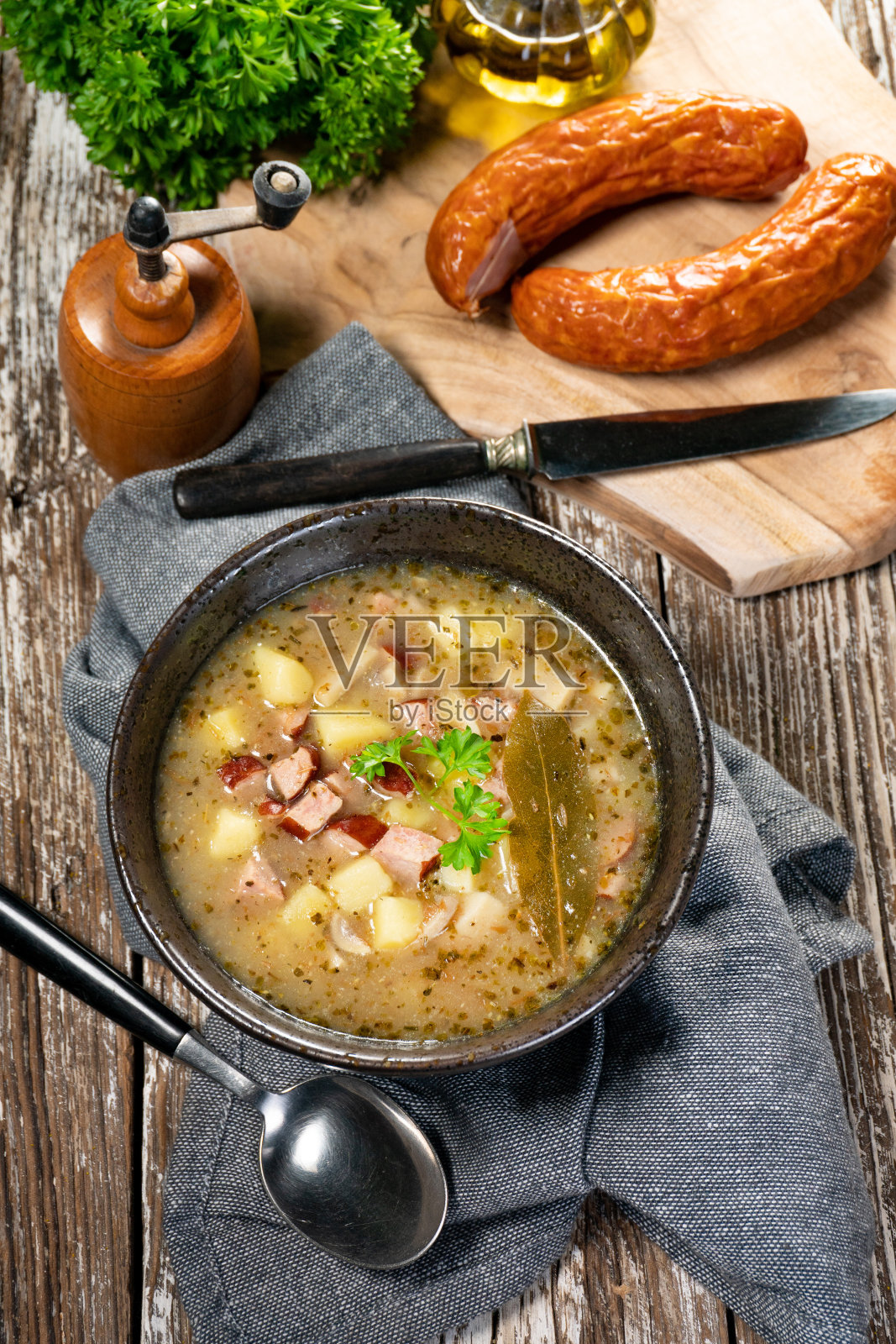 碗里的酸汤。照片摄影图片