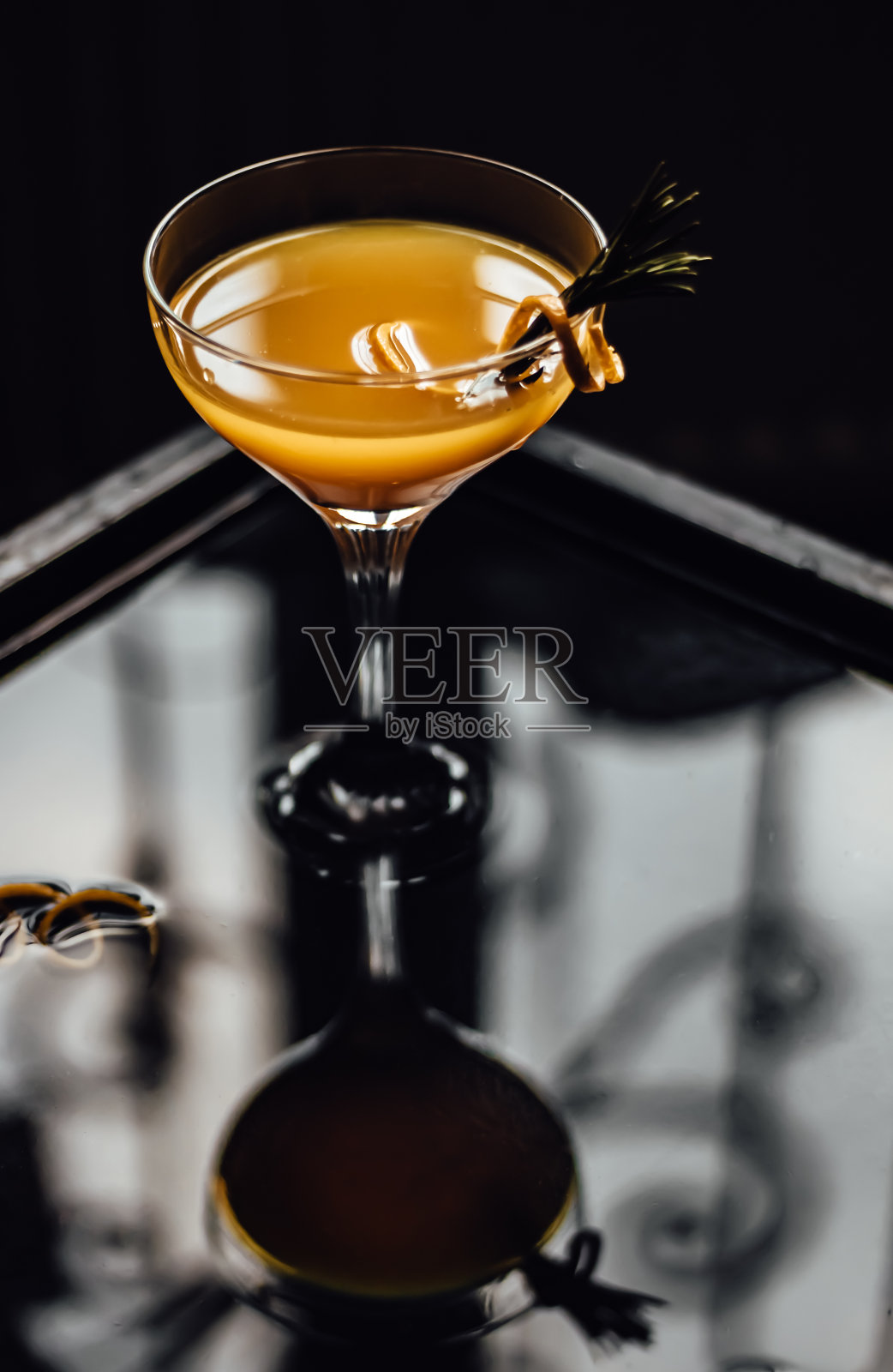 深色背景上的鲜橙汁。照片摄影图片