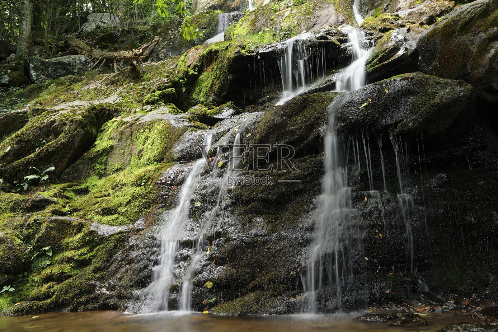 雪兰多国家公园的暗谷瀑布照片摄影图片