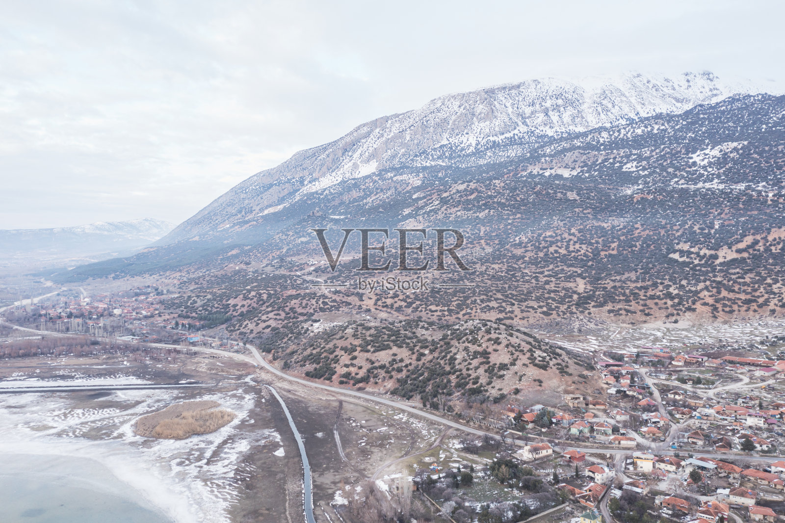 在结冰的湖边的小镇照片摄影图片