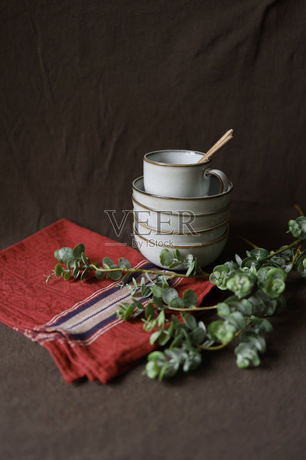 陶瓷板堆叠在棕色织物背景照片摄影图片