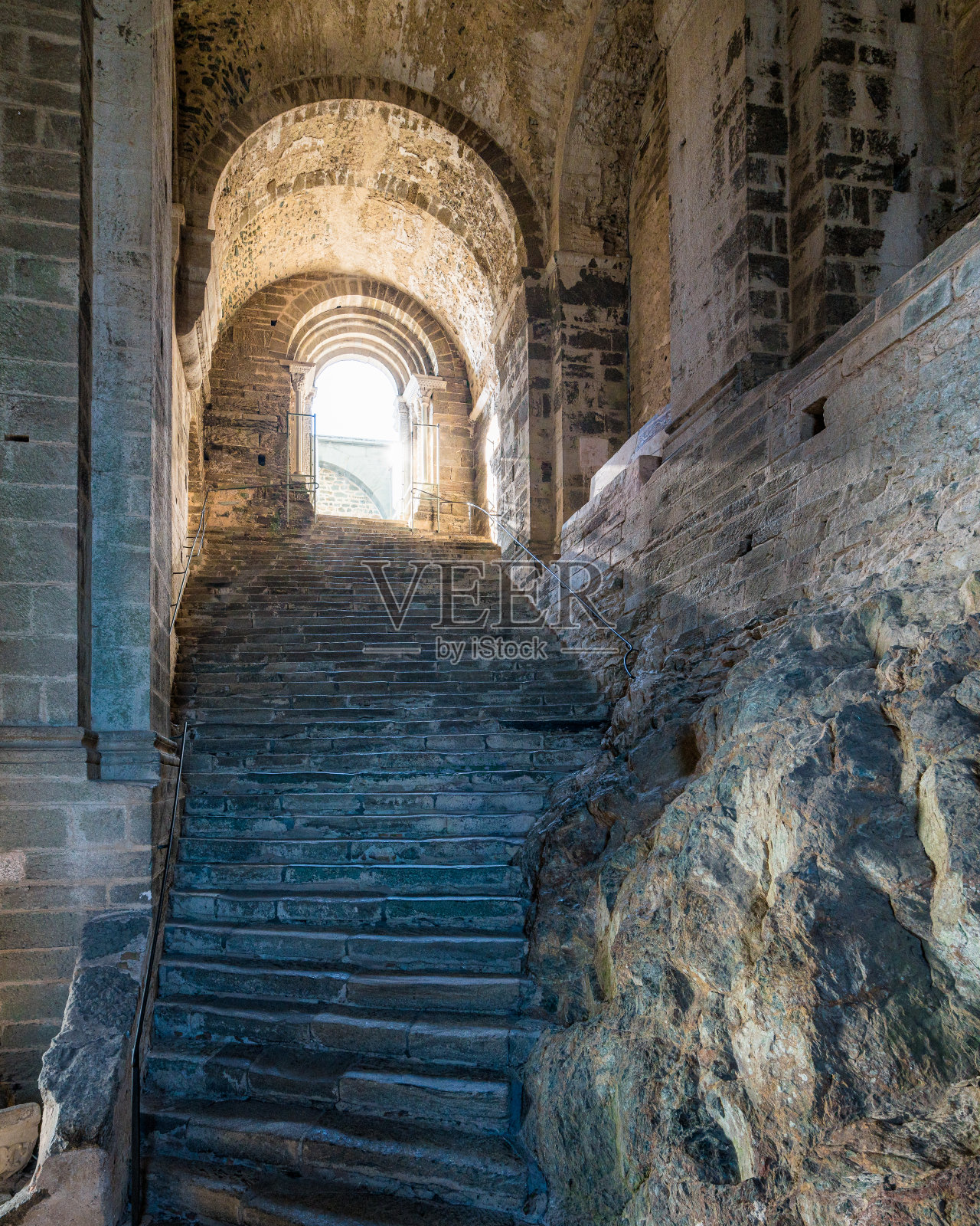圣米歇尔大教堂(圣迈克尔修道院)的风景。意大利皮埃蒙特都灵省。照片摄影图片