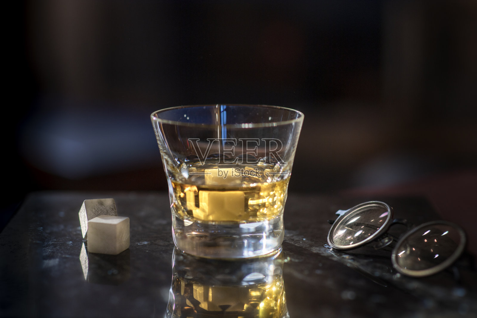 一杯威士忌，冰块和眼镜照片摄影图片