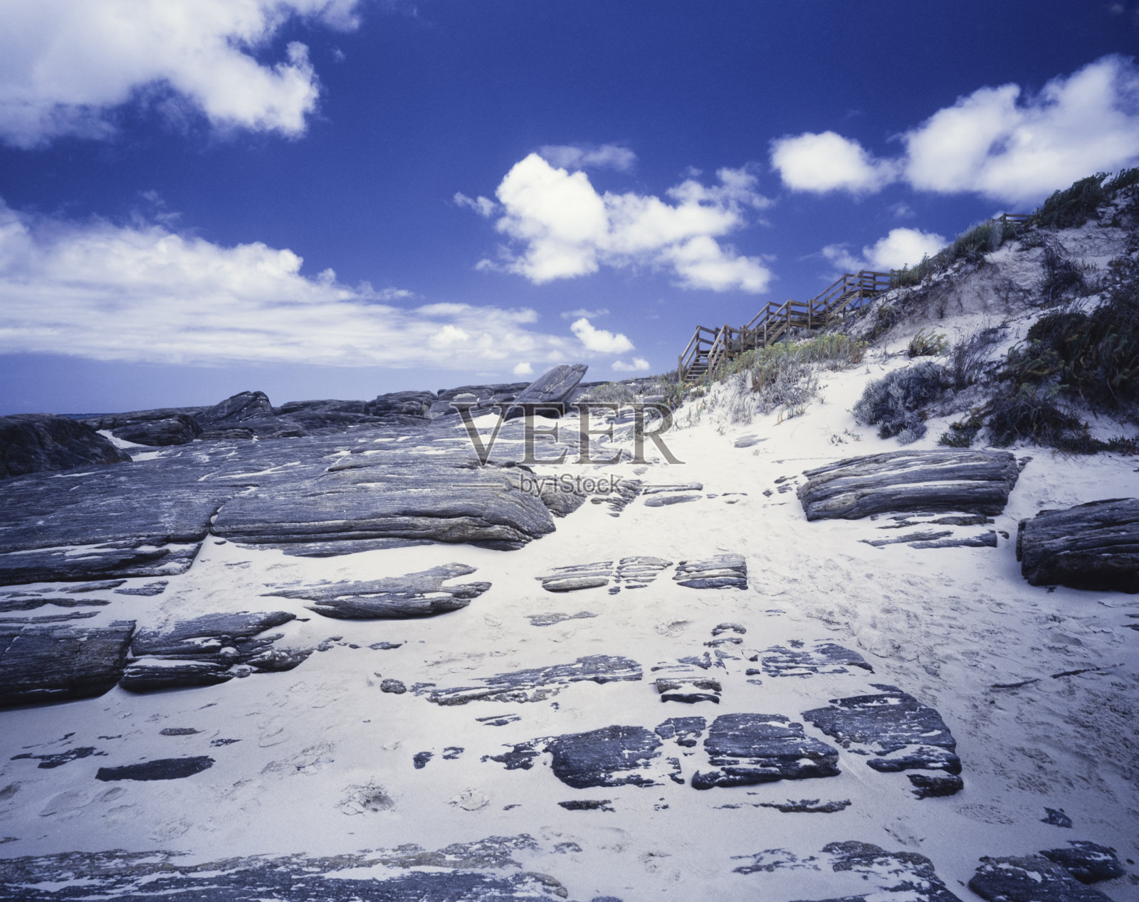 海滩上的岩层照片摄影图片