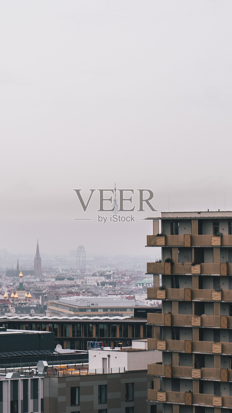 云朵中的维也纳塔照片摄影图片