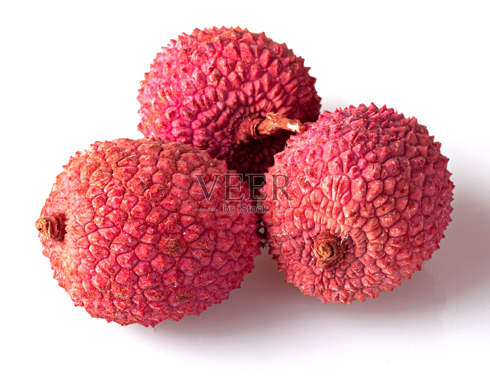 带皮荔枝和去皮荔枝孤立在白色背景照片摄影图片