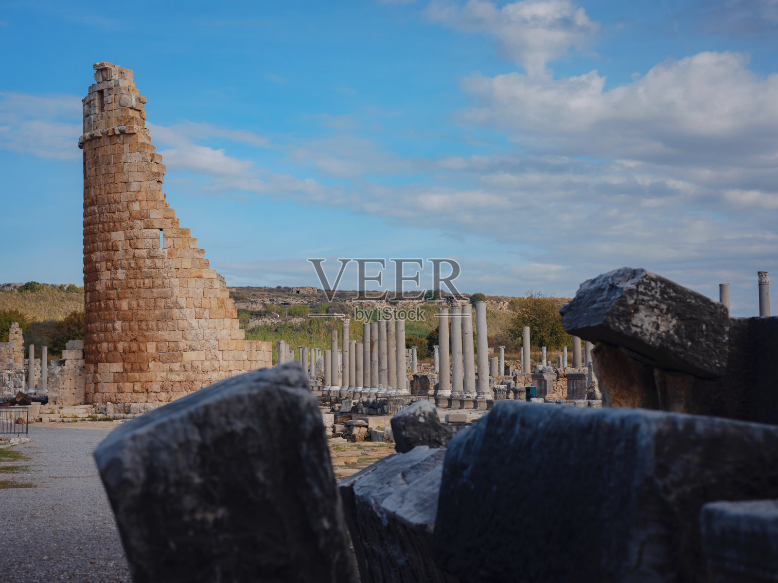 在土耳其安塔利亚，一个温暖的十月下午漫步在佩热城照片摄影图片
