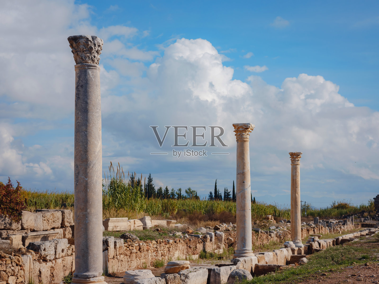 在土耳其安塔利亚，一个温暖的十月下午漫步在佩热城照片摄影图片