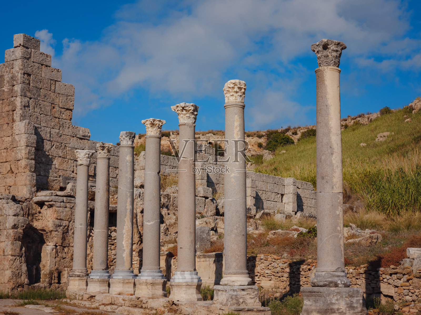 在土耳其安塔利亚，一个温暖的十月下午漫步在佩热城照片摄影图片