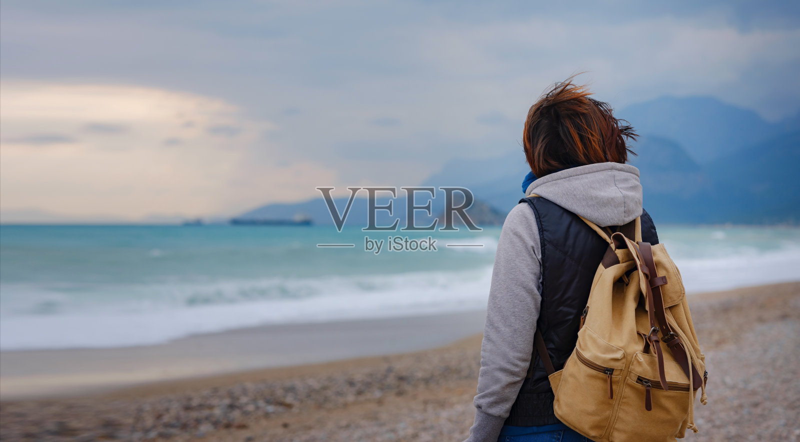 土耳其安塔利亚，冬日漫步在地中海边照片摄影图片