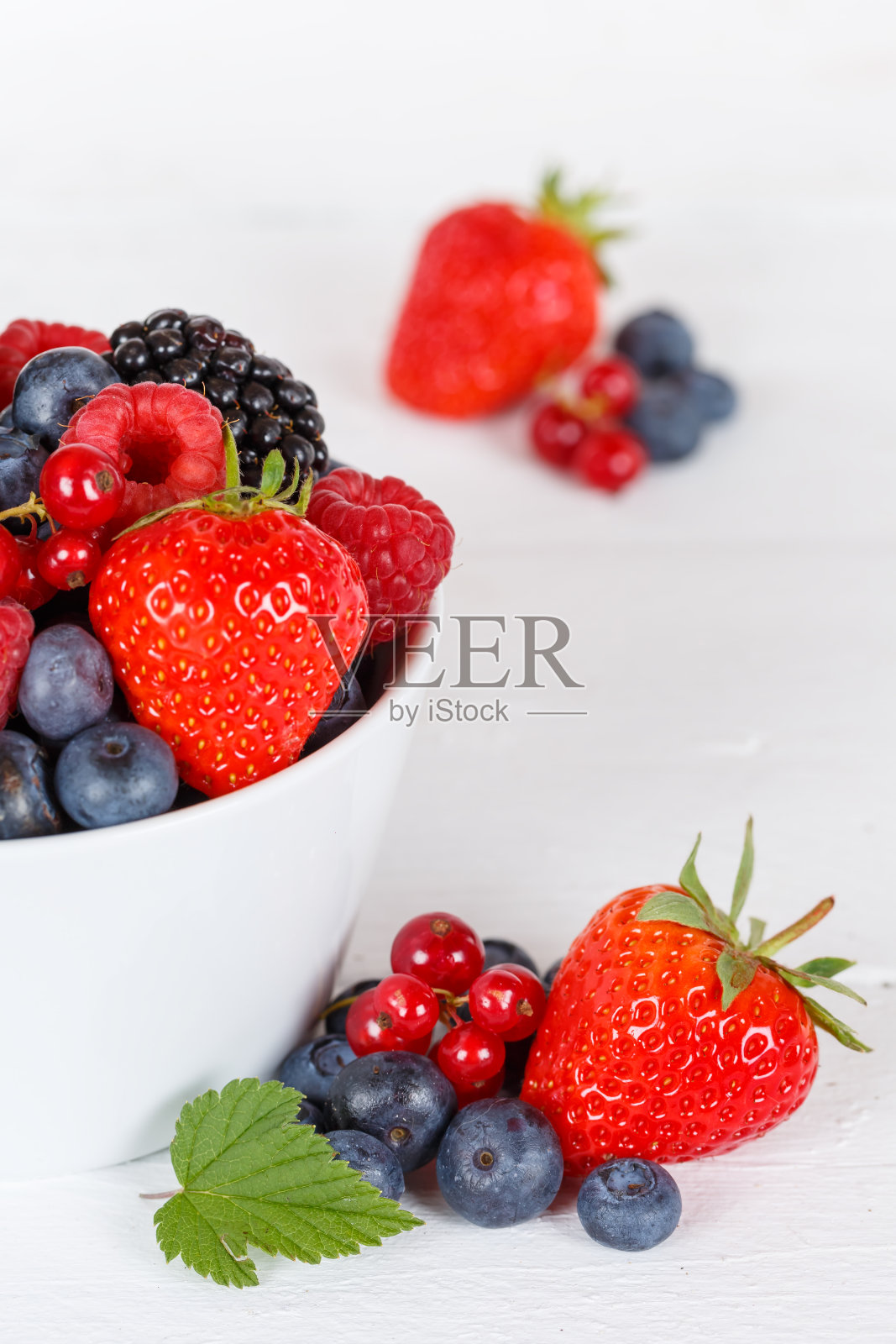 浆果，浆果，浆果，草莓，草莓，蓝莓，蓝莓木板肖像格式照片摄影图片