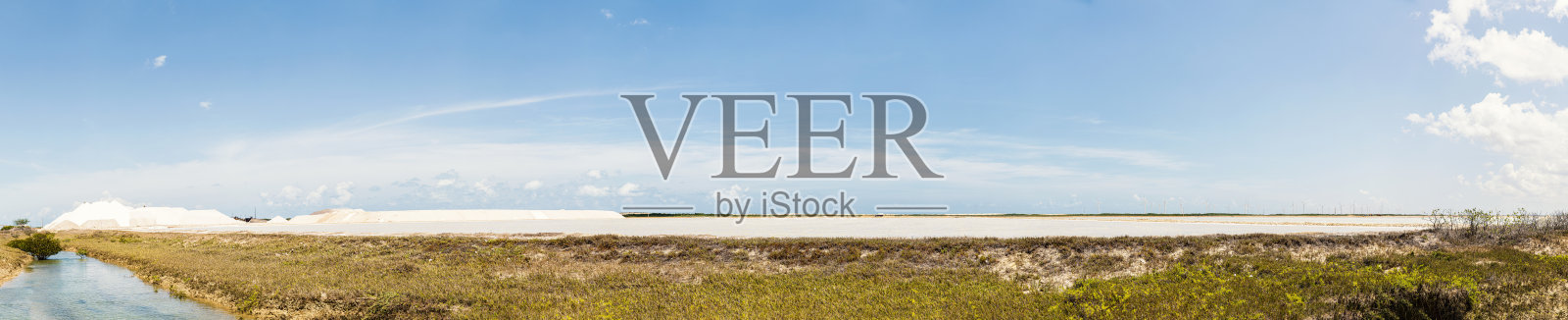 在Galinhos，里约热内卢Grande do Norte，巴西，盐生产中蒸发水的浅池塘的超全景镜头照片摄影图片