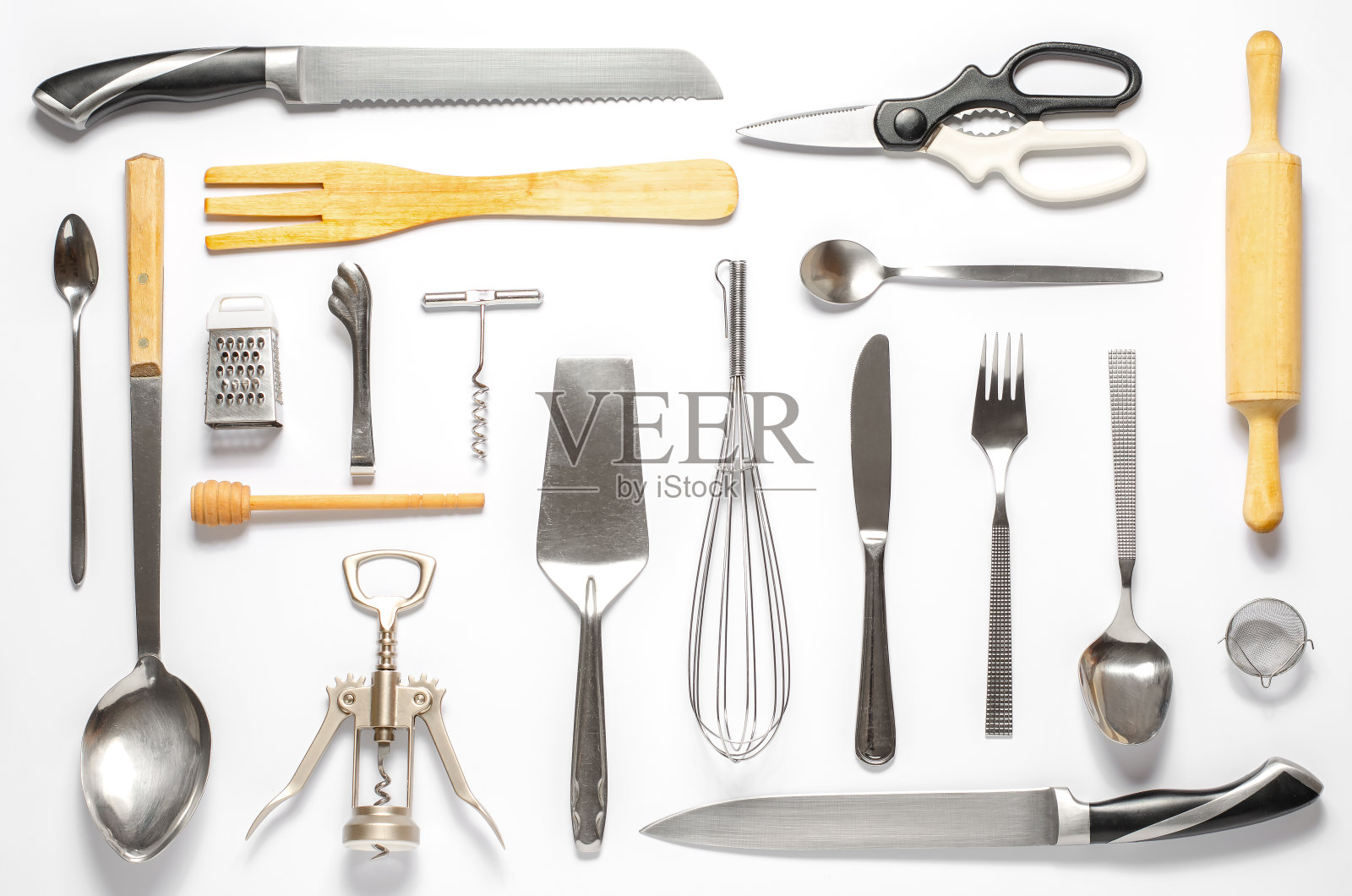 木制和金属厨房用具。做饭的工具。白色背景。平躺照片摄影图片