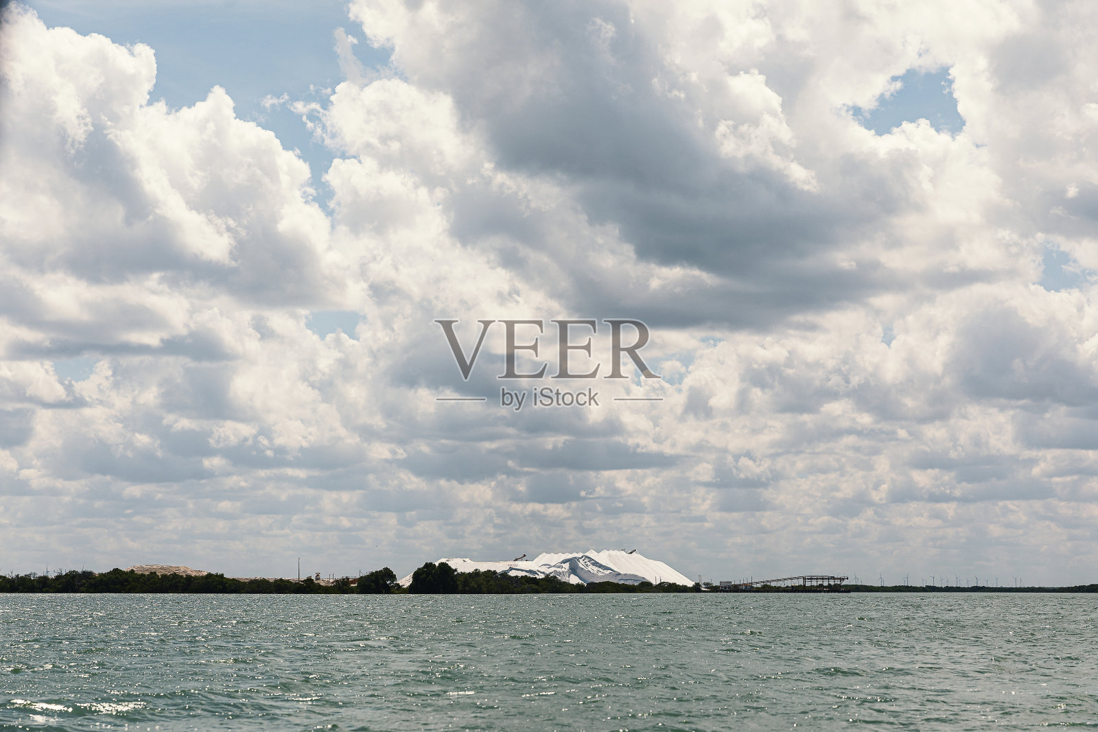 巴西北部里约热内卢Grande do Norte的Galinhos盐生产和加工厂的盐丘照片摄影图片