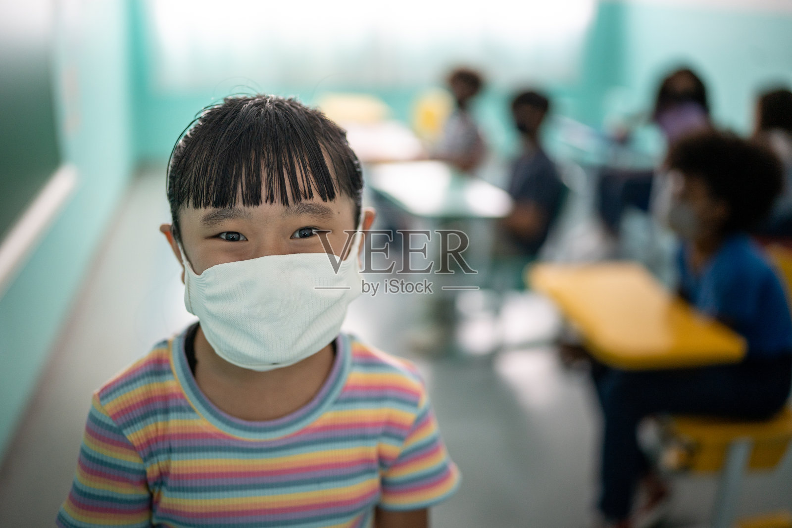 一个女孩在教室里戴口罩的肖像照片摄影图片