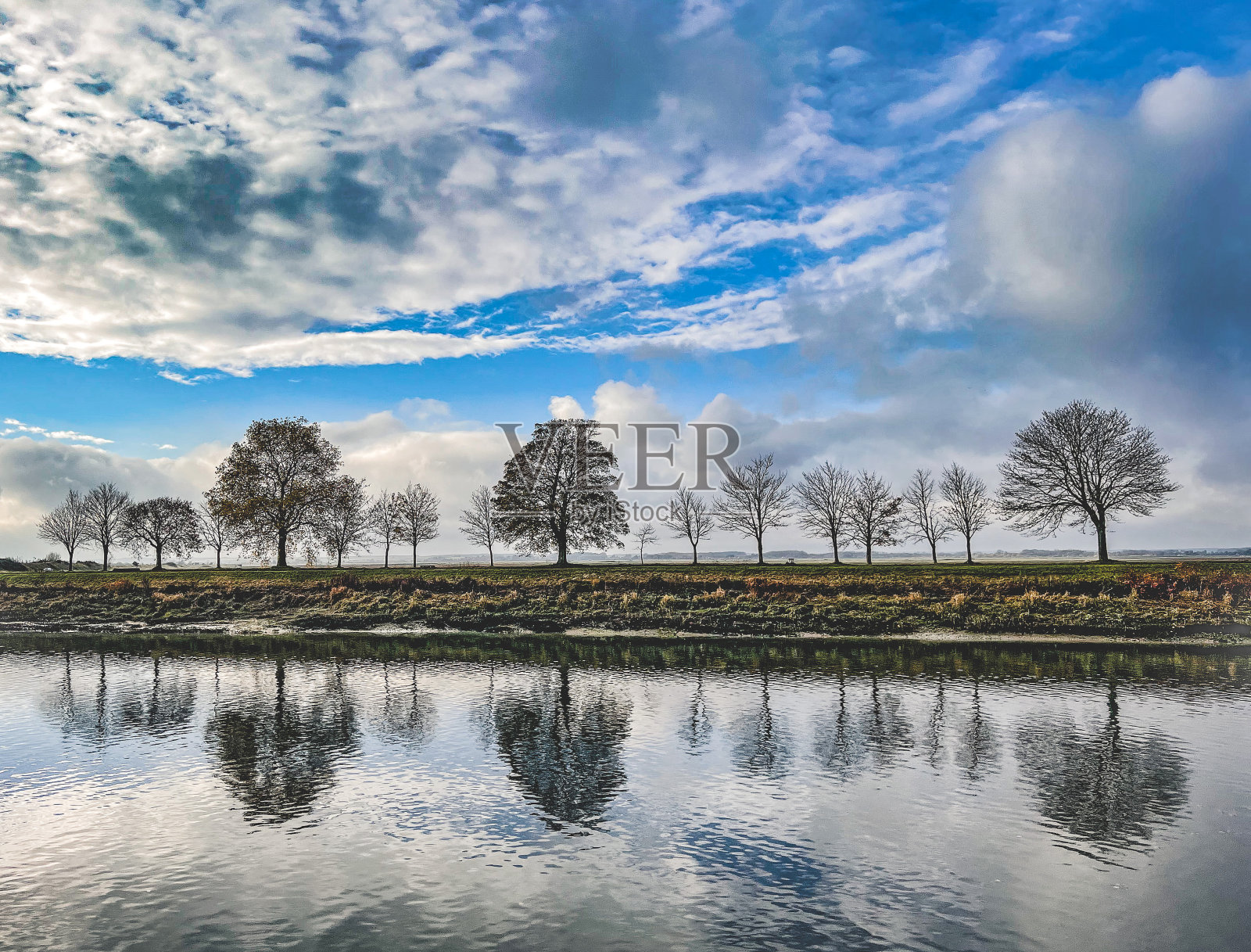 法国索姆河畔圣瓦莱里的树木和倒影在水面上的云景照片摄影图片