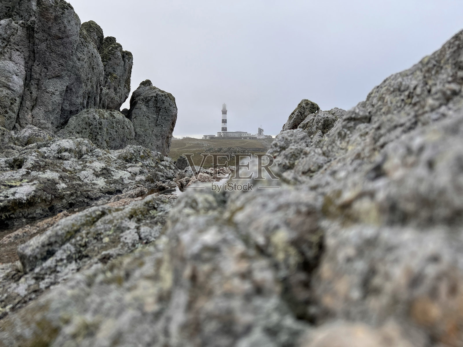 法国布列塔尼，以克利奇灯塔为背景的乌山乡村风景照片摄影图片