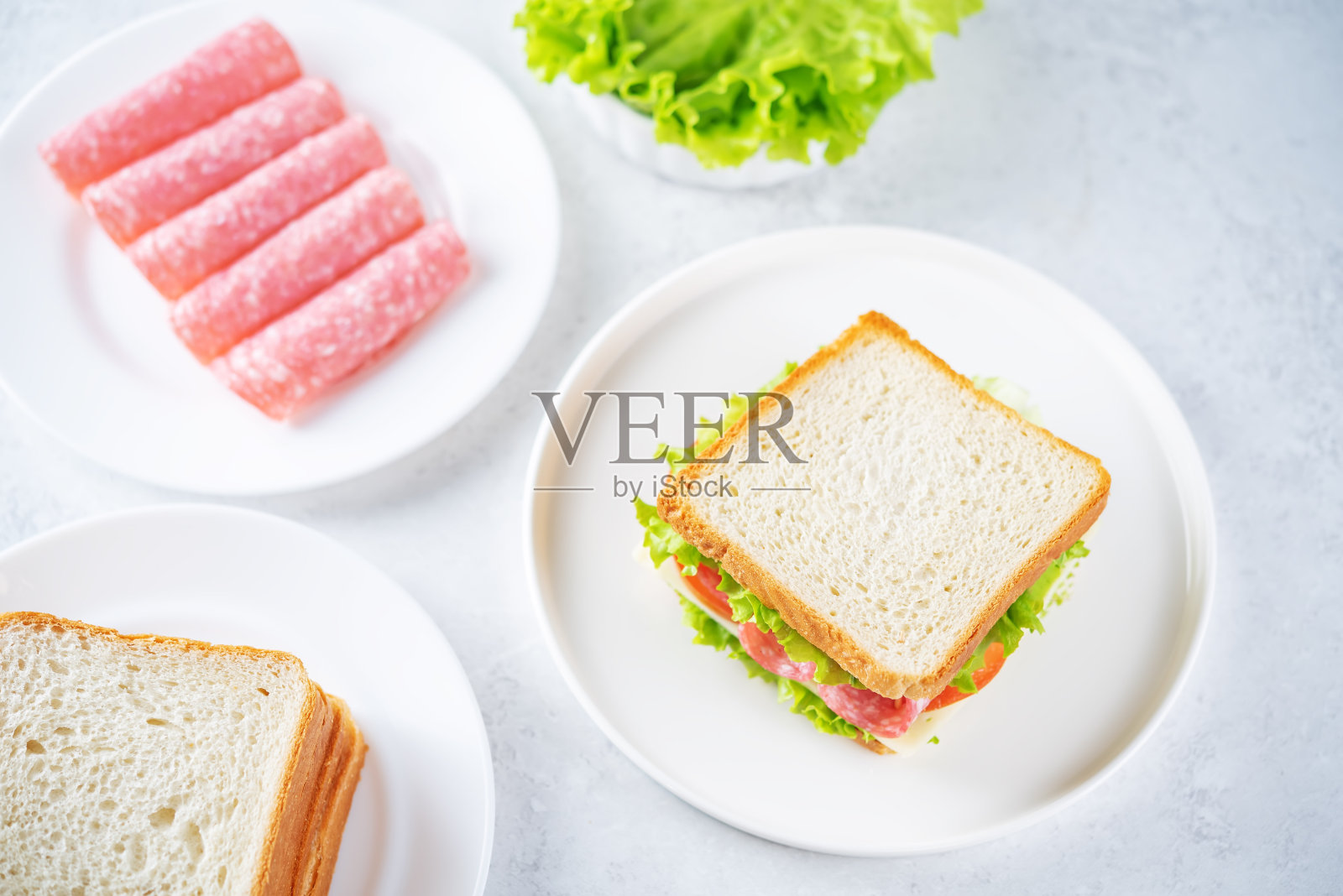 午餐是香肠、奶酪和西红柿三明治照片摄影图片