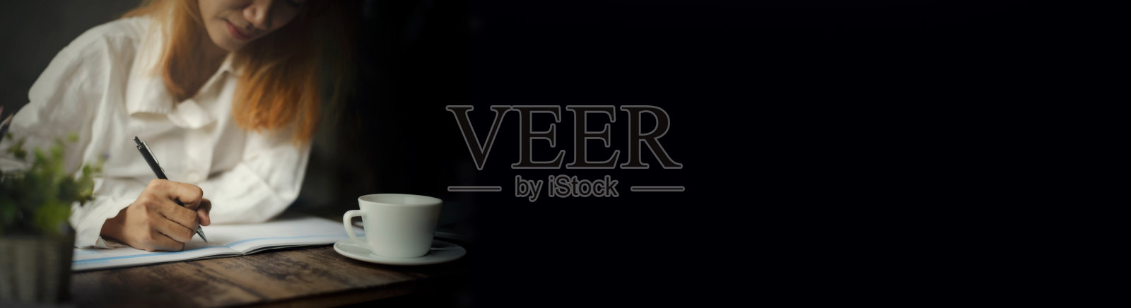 计划员在日历上写下日程安排。亚洲女性在商务办公室的办公桌上记录和记录日程安排。工作在家里在线概念-全景网页标题横幅。照片摄影图片