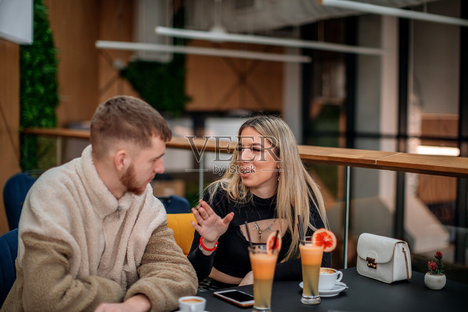 两个年轻人在喝酒照片摄影图片