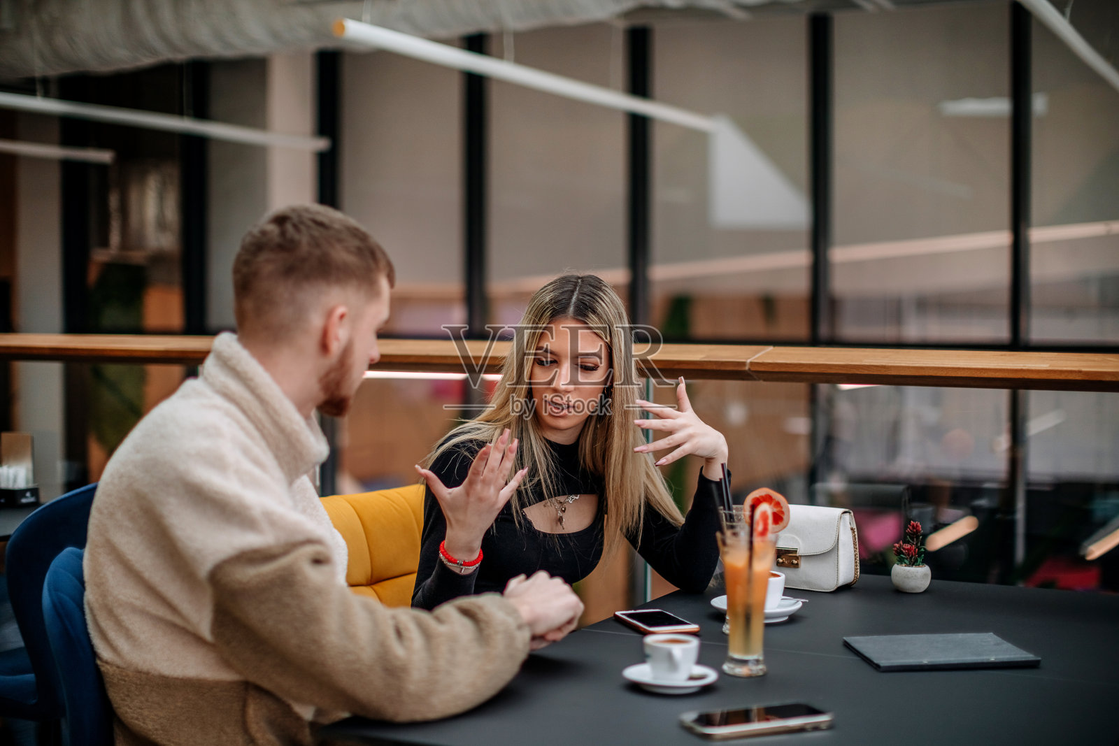 两个年轻人在喝酒照片摄影图片