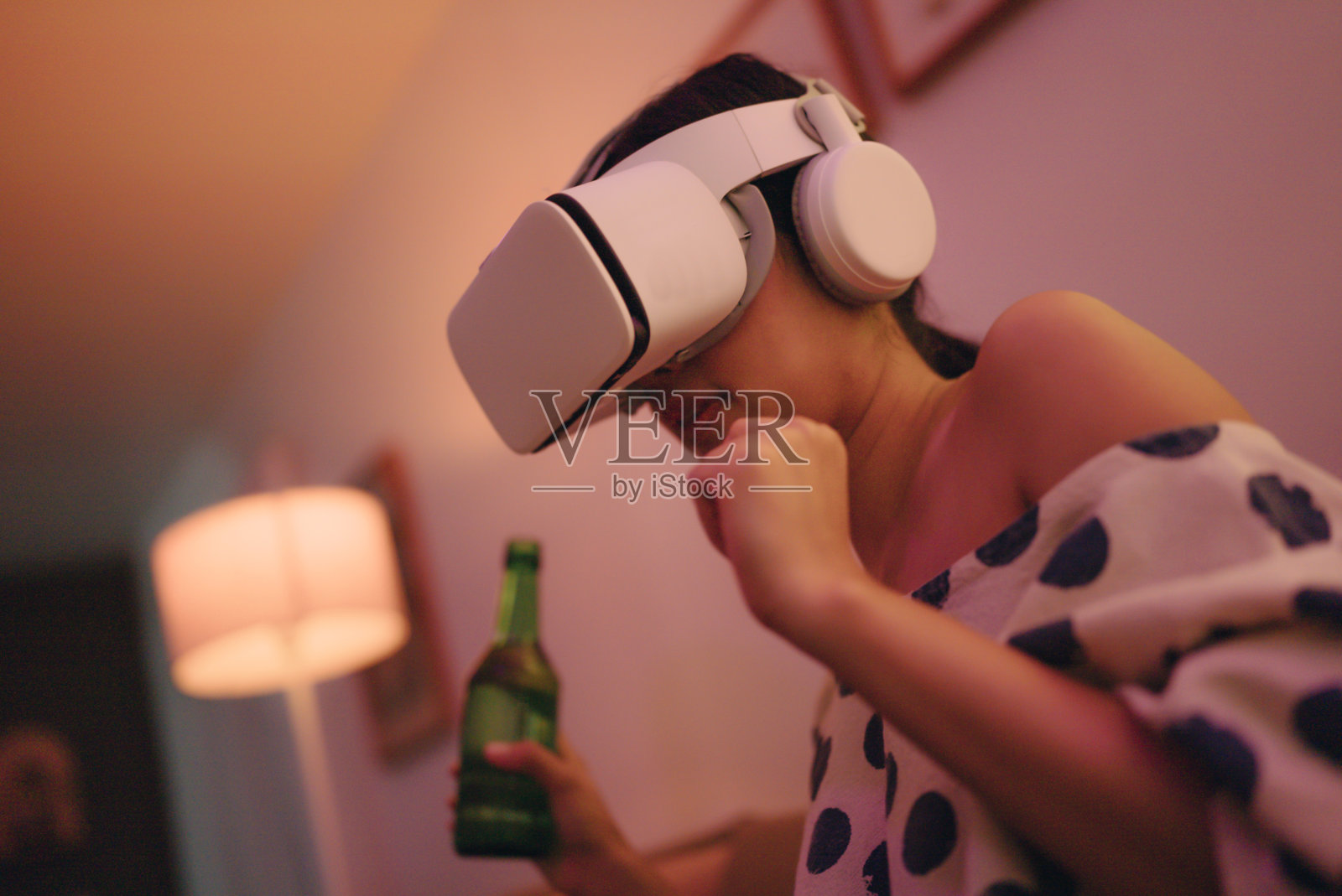 亚洲女性朋友都喜欢玩3d眼镜VR虚拟现实眼镜。照片摄影图片