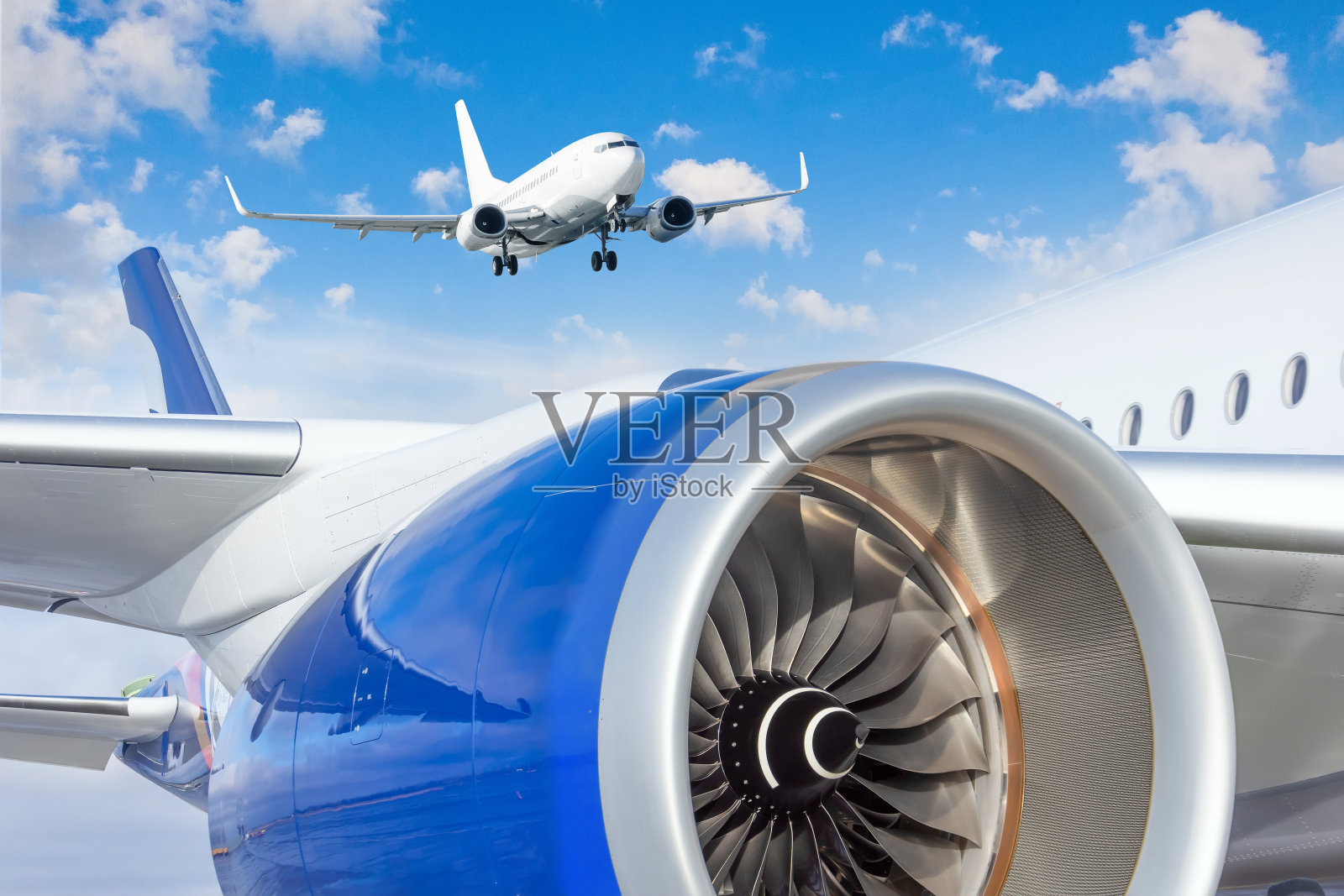 喷气式发动机和在空中降落的飞机。照片摄影图片